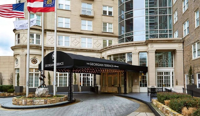 Walk to Fox Theatre | Full Kitchen + Laundry