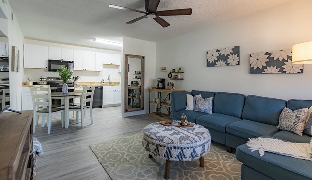 Walk to FSU | 2 King Beds, Pool, Prkng, fast WiFi