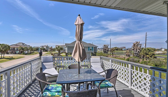 Walk to Galveston Beach: Coastal Escape w/Yard