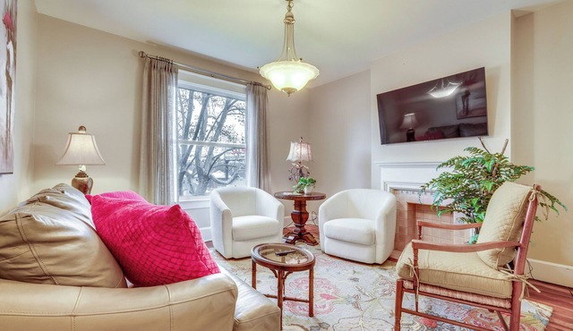 Walk to Garden & Restaurants: Zanesville Apartment