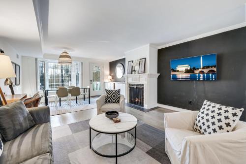 Walk to Georgetown - GWU - Kennedy Center - National Mall - Metro