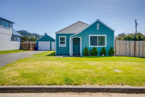 Walk to Gold Beach Charming Cottage with Yard!