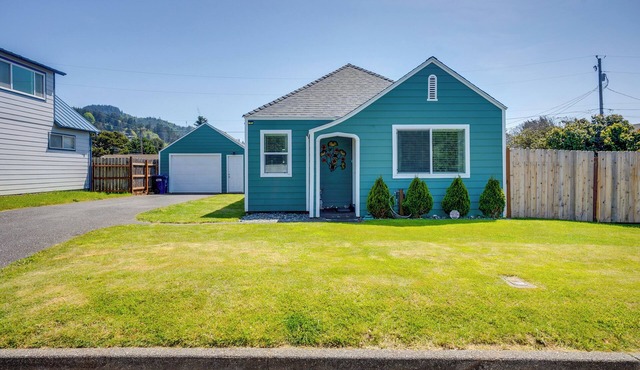 Walk to Gold Beach: Charming Cottage w/Yard!