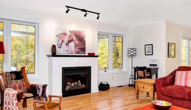 Walk to golf course, 10 mins to ski hill!