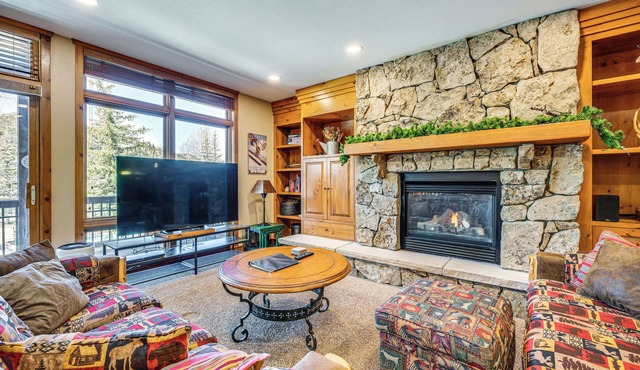 Walk to Gondola: Condo w/Deck in Winter Park!