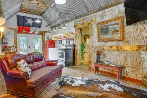 Walk to Granbury Square and Beach! Texas Cottage