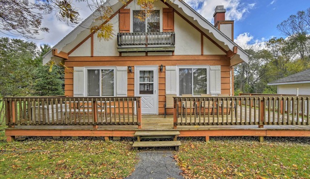 Walk to Green Lake & Beach: Cozy Cabin w/Deck