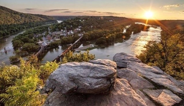 Walk to Harpers Ferry! Dog-friendly. Beautiful Views.