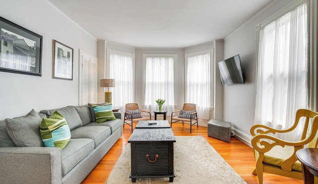 Walk to Harvard Square: Apartment in Cambridge