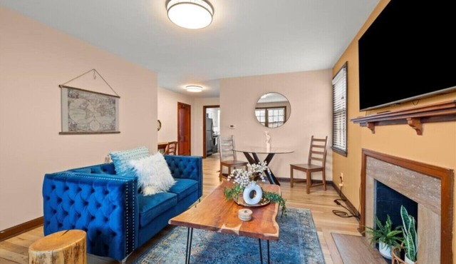 Walk to High St Free Parking & Private Backyard