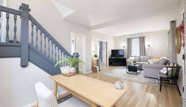 Walk to Highland Square, Hot Tub, Sleeps 8!