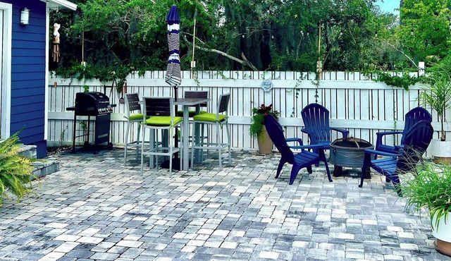 Walk to Historical Canal Street - 5 Minute Ride To The Beach!