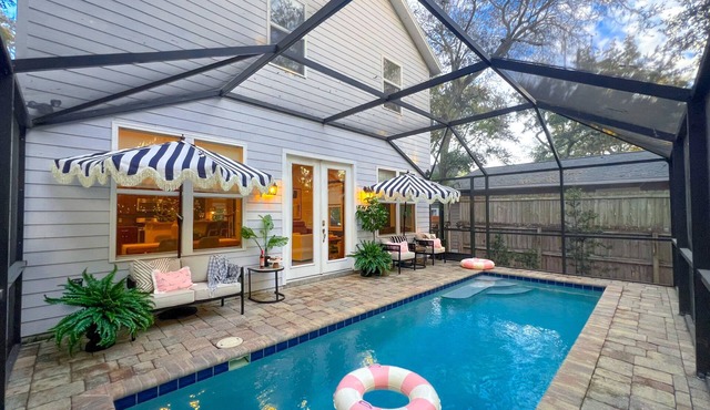 Walk to historic DOWNTOWN , Heated Pool, backyard Dining, grill, Dog Ok