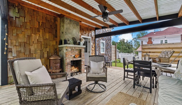 Walk to Historic Downtown Bell Buckle~Webb~Hot Tub~Fireplace~Tiny Home