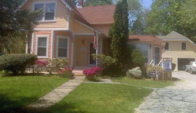 Walk to Historic Downtown Mystic! Best Location—beach, marinas, eateries!