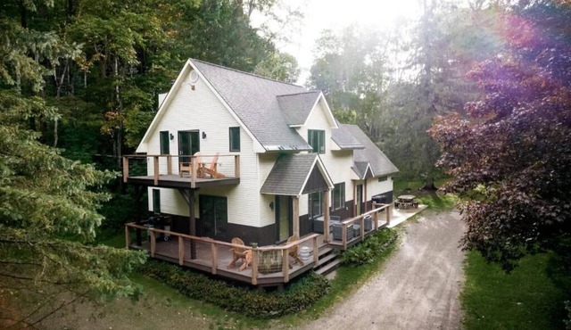 Walk to HoliMont! Cozy Creekside Haven in Downtown Ellicottville