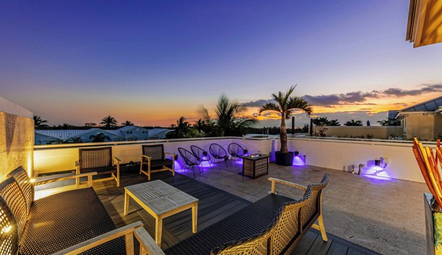 Walk to Hollywood Beach: Luxury Family Getaway!