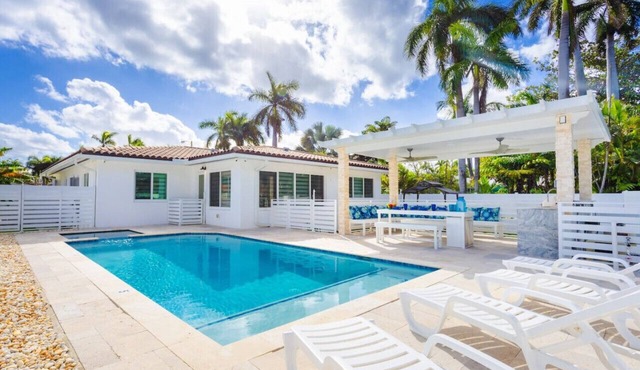 WALK to Hollywood Beach Spectacular 5BR/5BA Villa