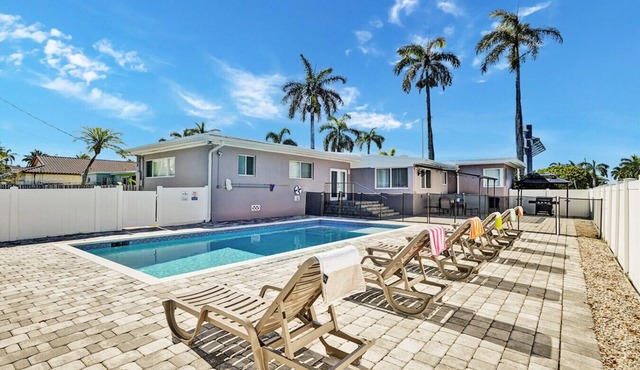 Walk to Hollywood Beach Stylish 5BR and 4BA Villa