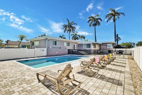 WALK to Hollywood Beach Stylish 5BR and 4BA Villa
