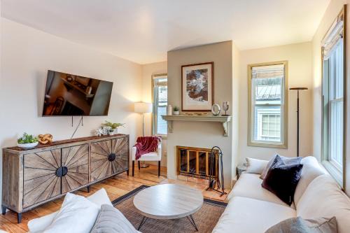 Walk to Hot Springs: Updated Retreat in Dtwn Ouray