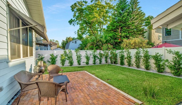 Walk to Hyde Park, Bayshore Blvd & SOHO Dining, Shopping & Nightlife! Stylish 3BR Tampa Retreat