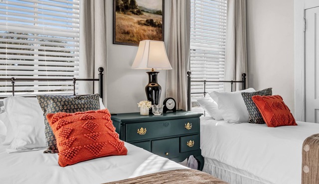 Walk to Iconic Forsyth PkOff St PkgKingB1Gb WifiFull KitchenSmart TV, Ntflx