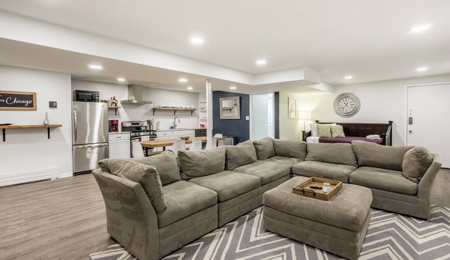 Walk to IL Medical District 1 Bed w/Parking & W/D