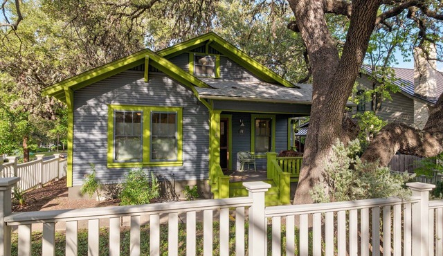 * Walk to it all ~ Adorable Historic Bungalow *