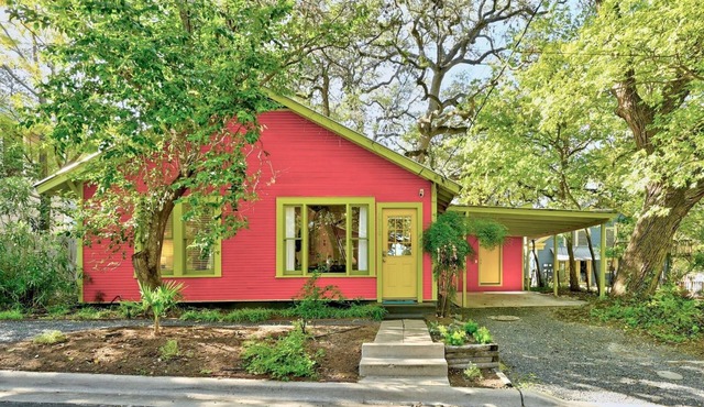Walk to it all! ~ Historic Bungalow with Fenced Yard ~ Fast Wifi