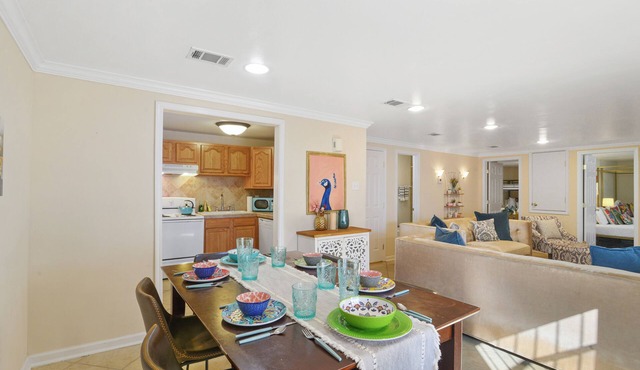 Walk to Jazz Fest- 5 beds, Private Patio, Parking, Grill, King Suite w/TV