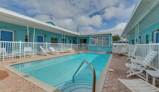 Walk to John's Pass: Studio w/Pool Access!