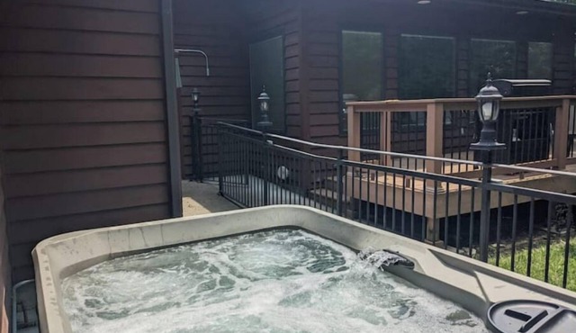 Walk to K-State, Sleeps 12, Pool Table, Hot Tub, 28-60 nights stays are welcome!