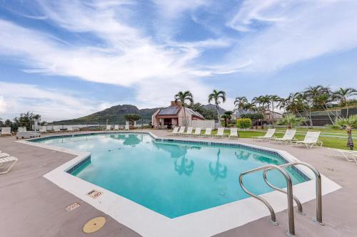 Walk to Kalapaki Beach Condo with Ocean and Mtn View!