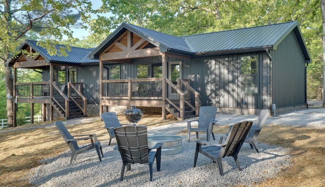 Walk to Kentucky Lake! Pet-Friendly Murray Duplex