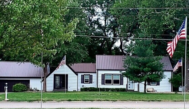 Walk to Knoxville Raceway! 3BR, Fire Pit, Near Lake Red Rock & Pella