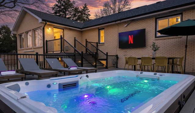 Walk to KSU Stadium! Swim Spa, Putting Green, Gym, Fire Pit!
