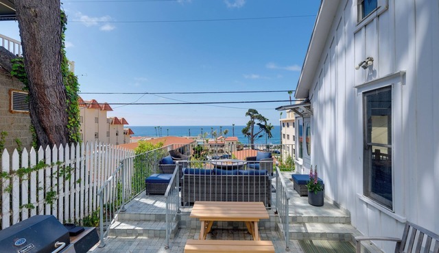 Walk to La Jolla Cove: Dtwn Cottage w/Ocean View!