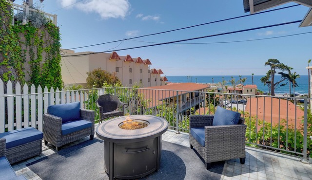 Walk to La Jolla Cove: Dtwn Cottage w/Ocean View!