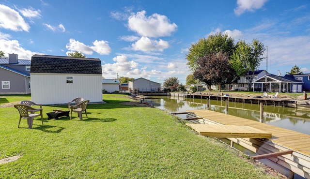 Walk to Lagoon Saloon! Chic Home on Nugent's Canal