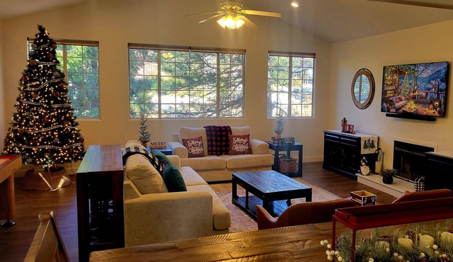 Walk to lake | BBQ Grill | Fire pit| Shuffleboard