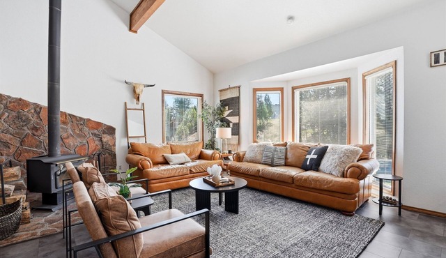Walk to Lake Cascade/Golf | 5BR Fireplace Retreat