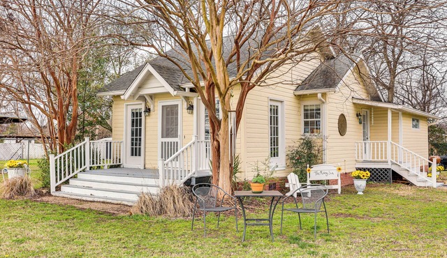 Walk to Lake Chicot: Cottage w/Yard & Views!