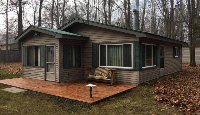 Walk to Lake cottage with beautiful Higgins Lk "Gold Coast" access