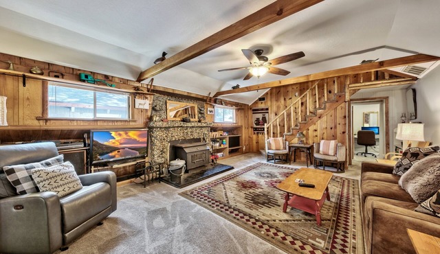 Walk to Lake, Dog and Family Friendly, Tesla EV Charger, HotTub, 3bd 3bath
