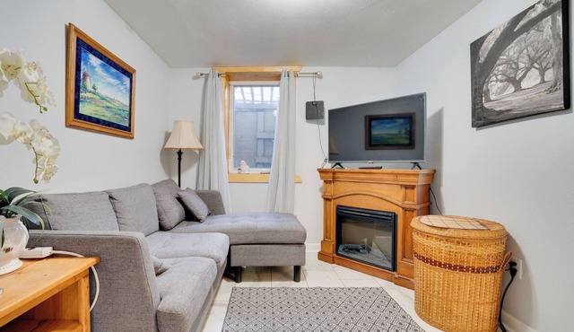 Walk to Lake George: Guest Suite in Oak Grove