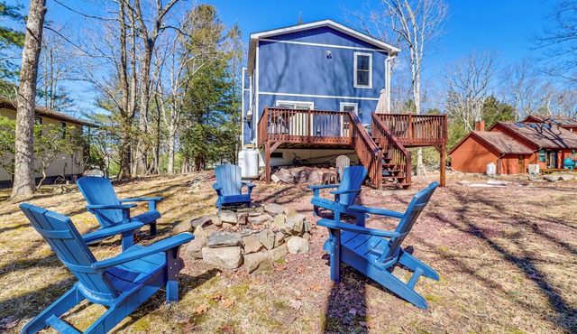 Walk to Lake Harmony: Family Retreat w/Decks!