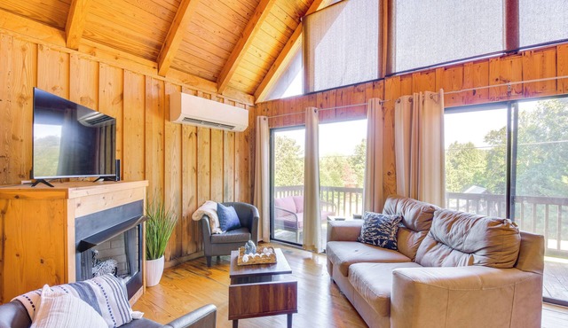 Walk to Lake Keowee: Idyllic Six Mile Cabin!