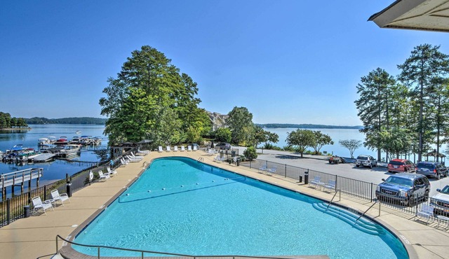 Walk to Lake Keowee: Salem Townhome w/Deck