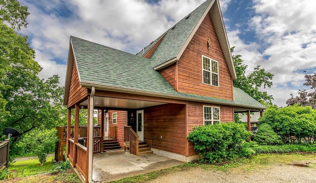 Walk to Lake: Lampe Cabin w/Fireplace & Deck!